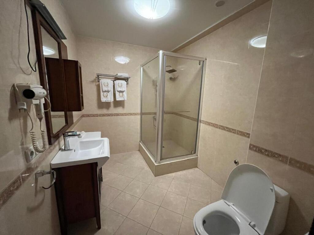 Hotel Luxurious Taraz Exterior foto