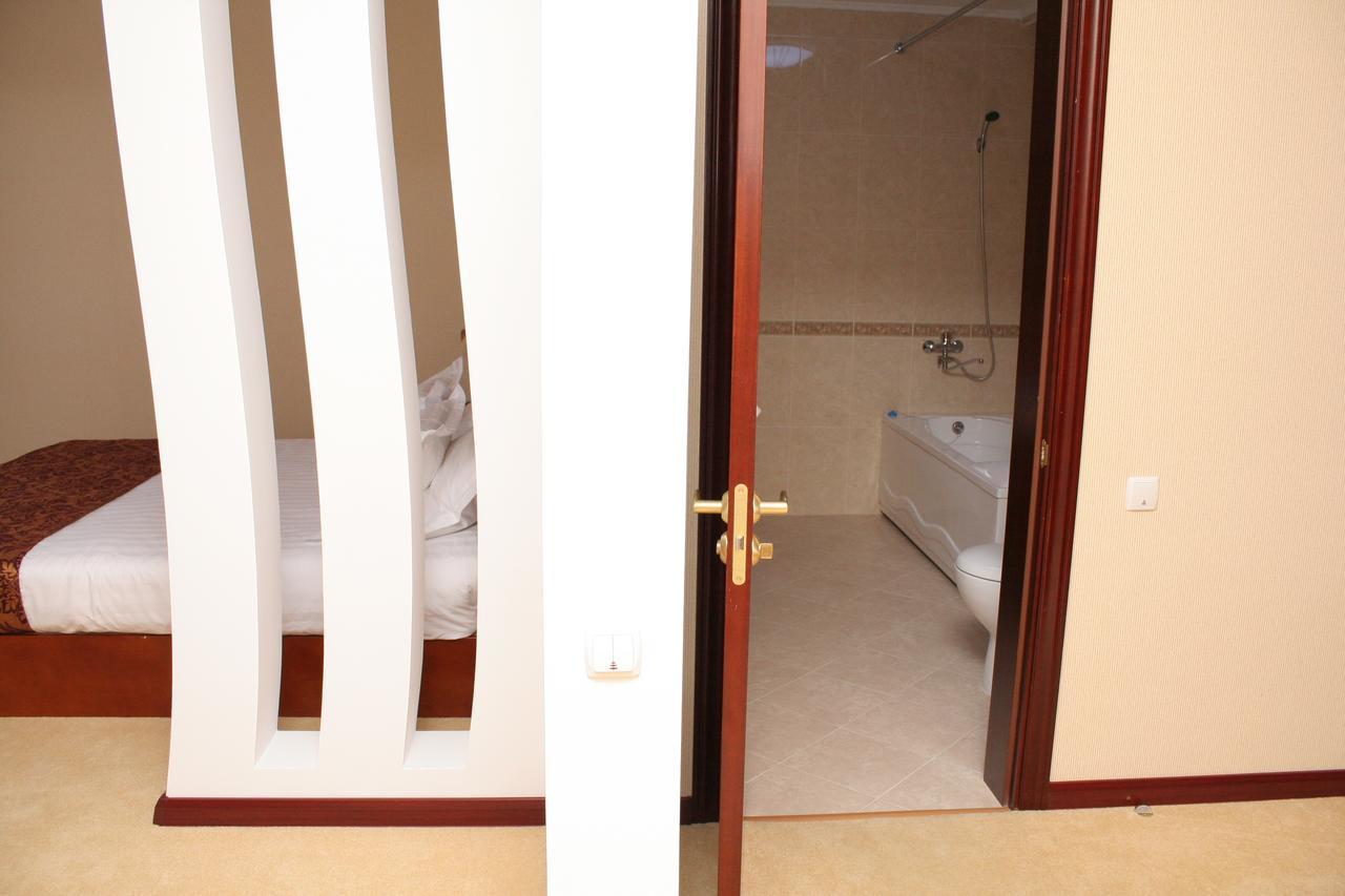 Hotel Luxurious Taraz Exterior foto